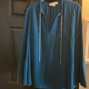 Tourquoise blouse with chain detail